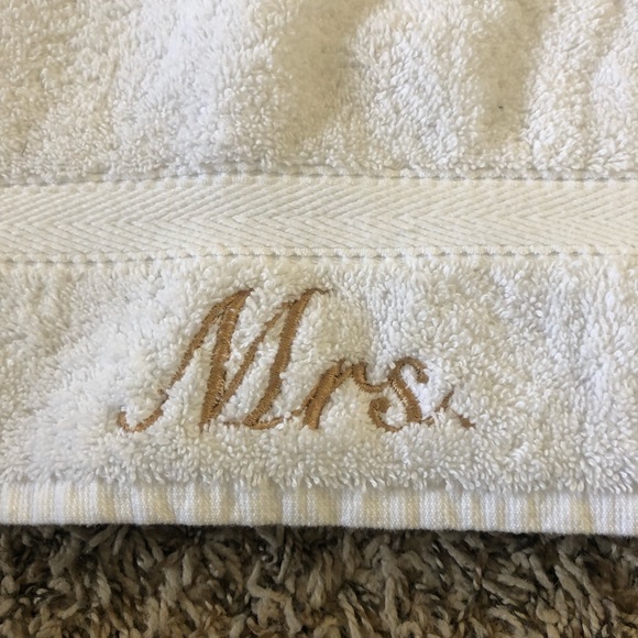 NWOT Mr. & Mrs. white hand towels for newlyweds with gold embroidery - Picture 2 of 4